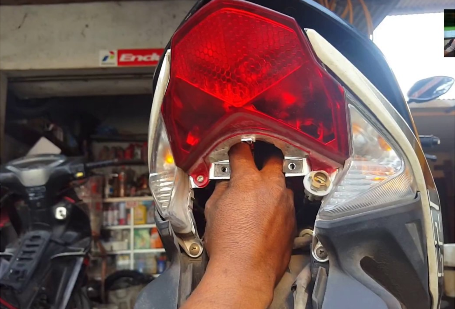 cara ganti lampu motor belakang