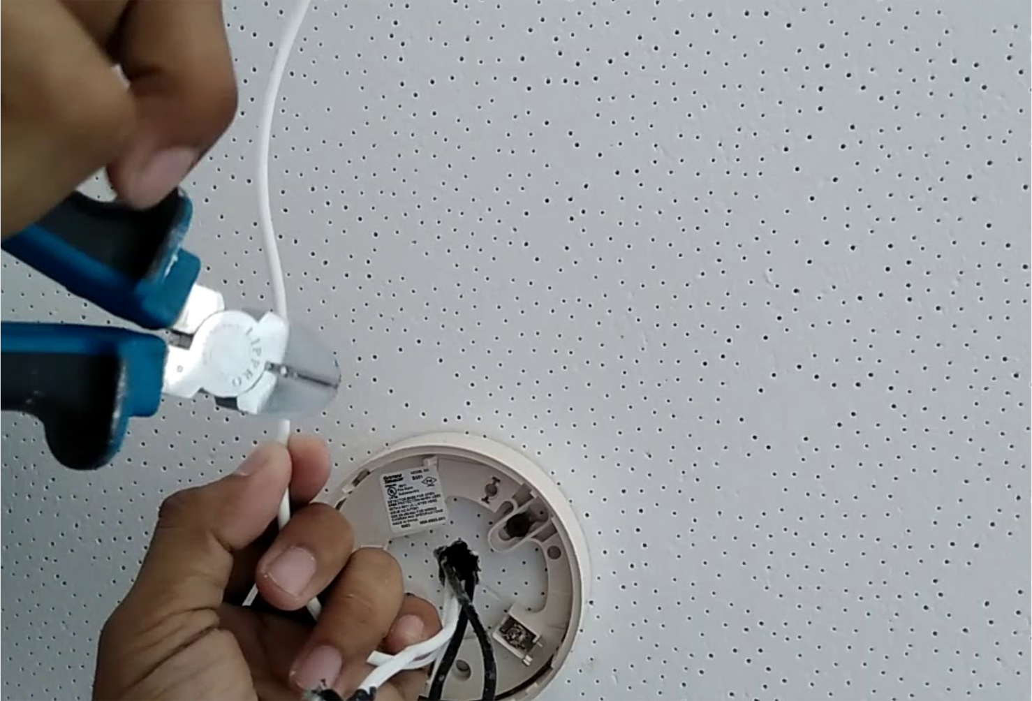 cara pasang kabel smoke detector